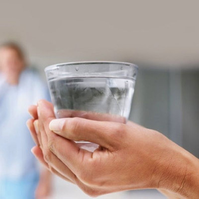 Κατεβάστε το ποτήρι ( κατεβάστε τις απαιτήσεις γιατί πνιγόμαστε )