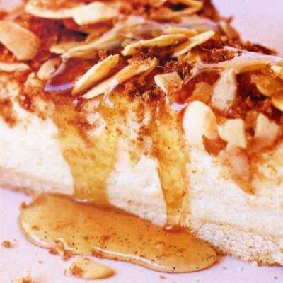 Cheesecake με μέλι, κανέλα, αμύγδαλα και άρωμα βανίλιας