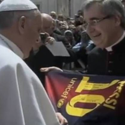 Μπαρτσελόνα: Το δώρο του Μέσι στον Πάπα (video)