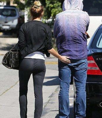 Ποια διάσημη χουφτώνει το αγόρι της δημοσίως;