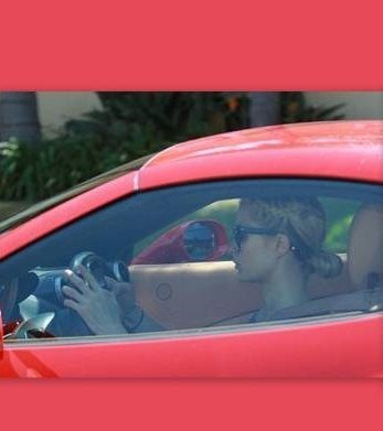 Paris Hilton: Το ένα χέρι στο τιμόνι το άλλο στο... κινητό