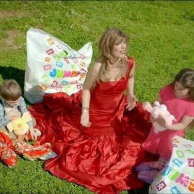 Να θυμώσω με τη μπουζουκο-νονά  Στανίση ή να γελάσω;