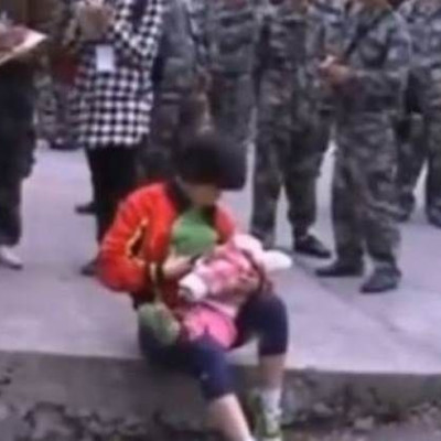 Μητέρα θήλασε ξένο μωρό που σώθηκε από τον σεισμό στην Κίνα!