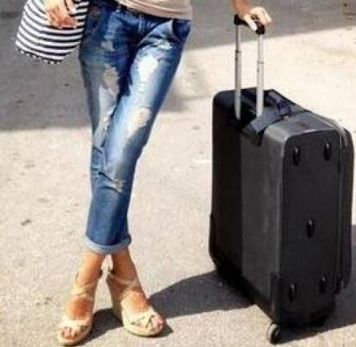 Παρουσιάστρια φεύγει με τη βαλίτσα της για Πάσχα και μας εύχεται καλές γιορτές!