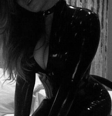 Στα 41 της, ντύθηκε Catwoman και αποκάλυψε την sexy κορμάρα της: Την αναγνωρίζετε;