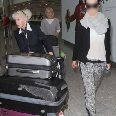 Ποια σταρ άφησε μια ηλικιωμένη κυρία να κουβαλά τις βαλίτσες της;