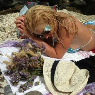 Η Ελένη Μενεγάκη ποζάρει σαν μοντέλο με το μαγιό της στην παραλία