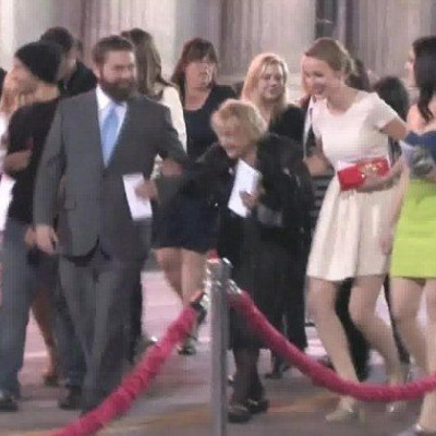 Ζach Galifianakis: Εμφανίστηκε στην πρεμιέρα του Hangover αγκαζέ με μία... 87χρονη άστεγη!