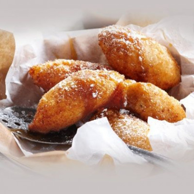 Λαχταριστοί λουκουμάδες με μπανάνα περιχυμένοι με sauce καραμέλας