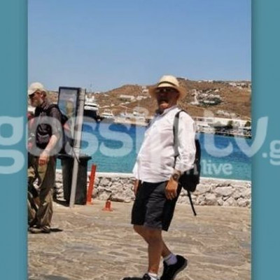 Με look τουρίστα ο Μάκης ΤΣέλιος στην Μύκονο
