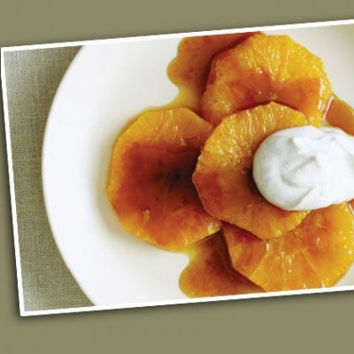 Καραμελωμένα πορτοκάλια με γιαούρτι αρωματισμένο με κανέλα