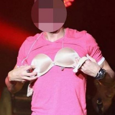 Με το σουτιέν στο χέρι ο… και δεν είναι ο Justin Bieber!