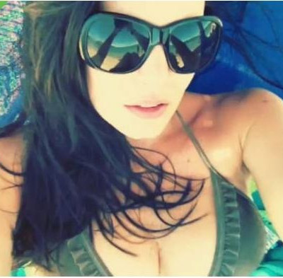 Η Μαρία Κορινθίου τραβάει βίντεο τον εαυτό της την ώρα που κάνει ηλιοθεραπεία!