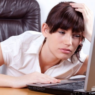 Εξαντλημένη στο γραφείο; 5 πιθανές αιτίες που δεν έχετε ενέργεια στη δουλειά