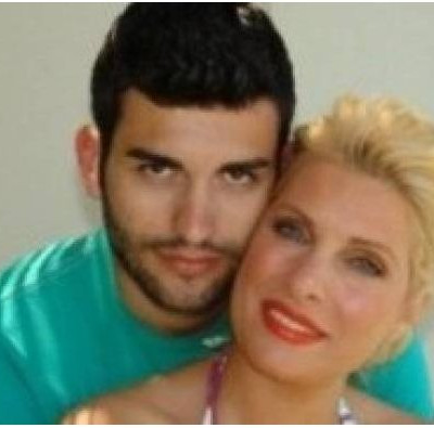 Ο αδερφός της Mενεγάκη έκανε πρόταση γάμου μέσω facebook!