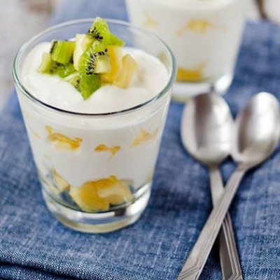 Υπέροχο παγωμένο γλυκάκι με γιαούρτι και ανανά