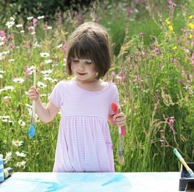 Iris Halmshaw: Η αυτιστική μικρούλα που είναι ήδη σπουδαία ζωγράφος