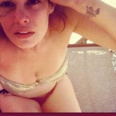 Η Μαρία Κορινθίου φωτογραφίζεται στην παραλία