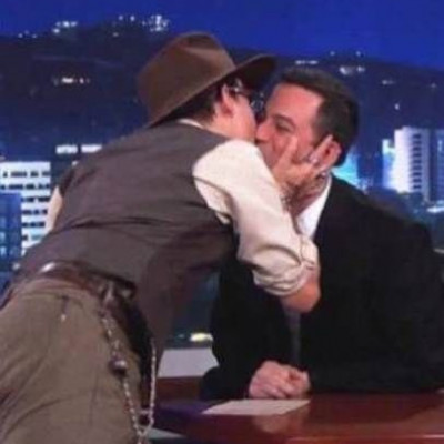 Βίντεο: O Johnny Depp φίλησε στο στόμα διάσημο παρουσιαστή!