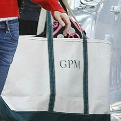 Star του Hollywood είναι τόσο ερωτευμένη που έχει τσάντα με το μονόγραμμα εκείνης και του άνδρα της