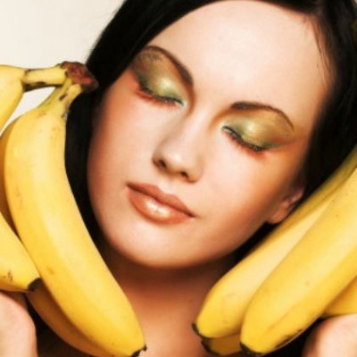 Φτιάξε την καλύτερη μάσκα μαλλιών για μετά τη θάλασσα με μπανάνες