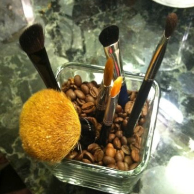 Ψάχνετε ακόμα τα πινέλα σας μέσα στο τσαντάκι; Έξυπνο tip για να μην χάνετε τίποτα...