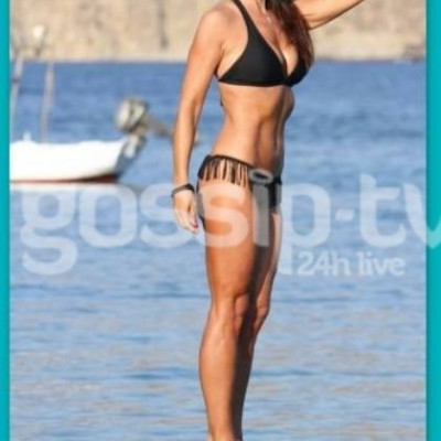 Και η Ελληνίδα μάνα κάνει γυμναστική και… πάει στην Μύκονο! (φωτό)