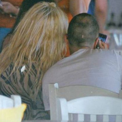 Κατερίνα Καινούργιου: Ερωτευμένη και με το κινητό στο χέρι!