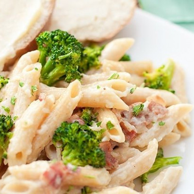 Λαχταριστές πένες alfredo με τραγανό μπέικον και μπρόκολο