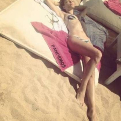 Βίκυ Καγιά: Ξαπλωμένη φορώντας το μπικίνι της χαλαρώνει στη Μύκονο