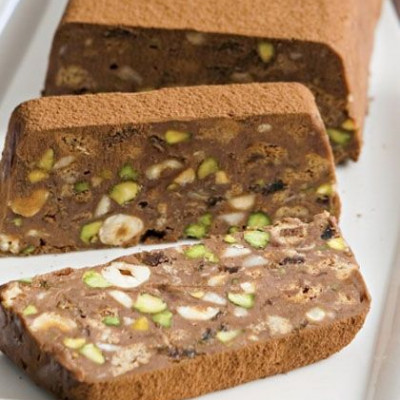 Σοκολατένιο κέικ ψυγείου με ξηρούς καρπούς