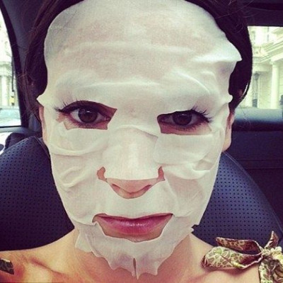 Τρελάθηκε ή όχι: Ποια star κυκλοφορεί με μάσκα ομορφιάς στο δρόμο;