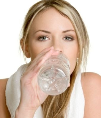 Νερό και αδυνάτισμα: Ποια στιγμή της ημέρας και πόση ποσότητα πρέπει να πίνουμε για να χάσουμε τα περιττά κιλά;