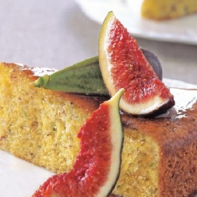 Κέικ με φιστίκια Αιγίνης περιχυμένο με σιρόπι μελιού, πορτοκαλιού και σύκων