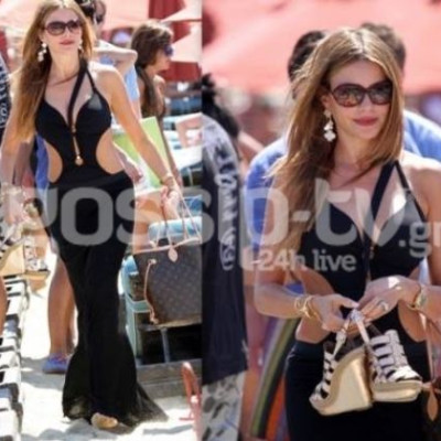 Μπέρδεψε την άμμο με το κόκκινο χαλί!