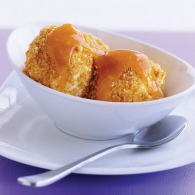 Τηγανητό παγωτό σε κρούστα από κέικ