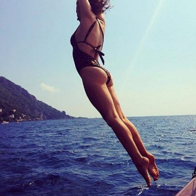 Είναι 45 ετών και διαθέτει αυτή την κορμάρα. Ποια είναι;