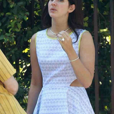 Μονόπετρο για τη Lana Del Rey! Παντρεύεται;