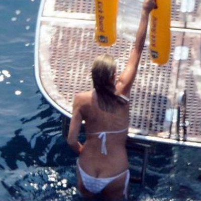 Ουπς! Κοπελιά… σου πέφτει το μαγιουδάκι!