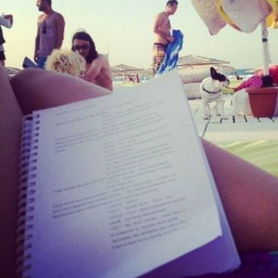 Ηλιοθεραπεία για την ηθοποιό και διάβασμα του σεναρίου για το επόμενο επεισόδιο της σειράς που πρωταγωνιστεί