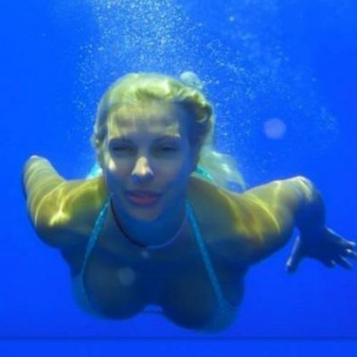 Η Ελένη Μενεγάκη ποζάρει στον βυθό της θάλασσας!