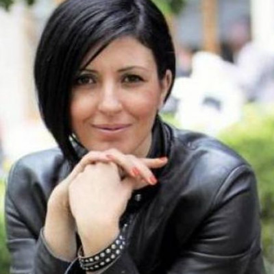 Η στιχουργός του «Μοναξιά μου όλα» αποκαλύπτει: «Το τραγούδι το έγραψα ύστερα από ερωτική απογοήτευση»