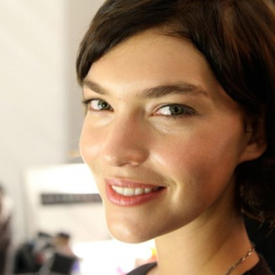 Arizona Muse: Με ποιο προϊόν σβήνει τους μαύρους κύκλους το διάσημο μοντέλο;