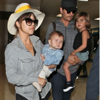 O εραστής της Kourtney Kardashian την ικέτευε να κάνει test πατρότητας πριν τη μήνυση!