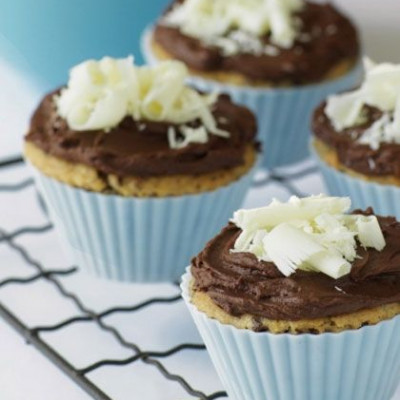 Cupcakes μπανάνας με γλάσο μαύρης σοκολάτας