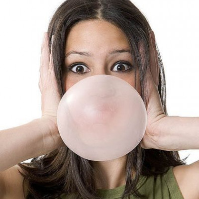 Κόλλησε τσίχλα στα ρούχα σας; Έχουμε τη λύση!