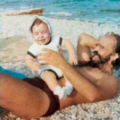 Ποιο είναι το γλυκό κοριτσάκι που κάθεται στην κοιλιά του πολύ γνωστού μπαμπά της;