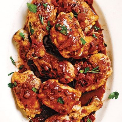 Λαχταριστό κοκκινιστό κοτόπουλο με κρασί και δενδρολίβανο