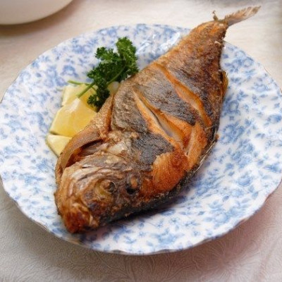 Πώς θα διώξετε τη μυρωδιά του ψαριού από τα σερβίτσια σας