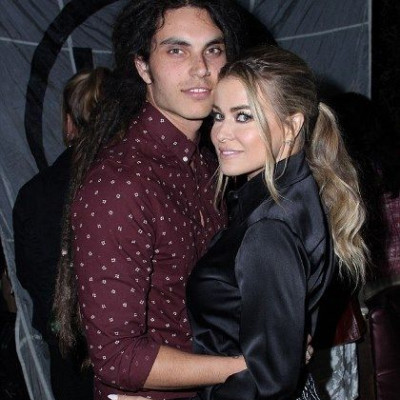 Ο 20χρονος πιτσιρίκος από το «Glee» είναι ο αγαπημένος της 41ετών Carmen Electra